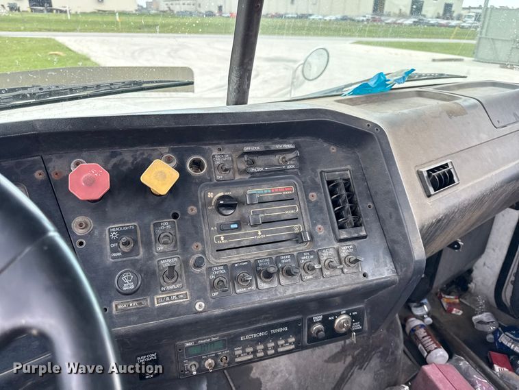 image for item DY8196 1996 Volvo WG semi truck