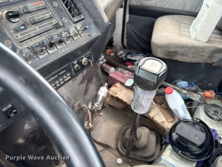 image for item DY8196 1996 Volvo WG semi truck