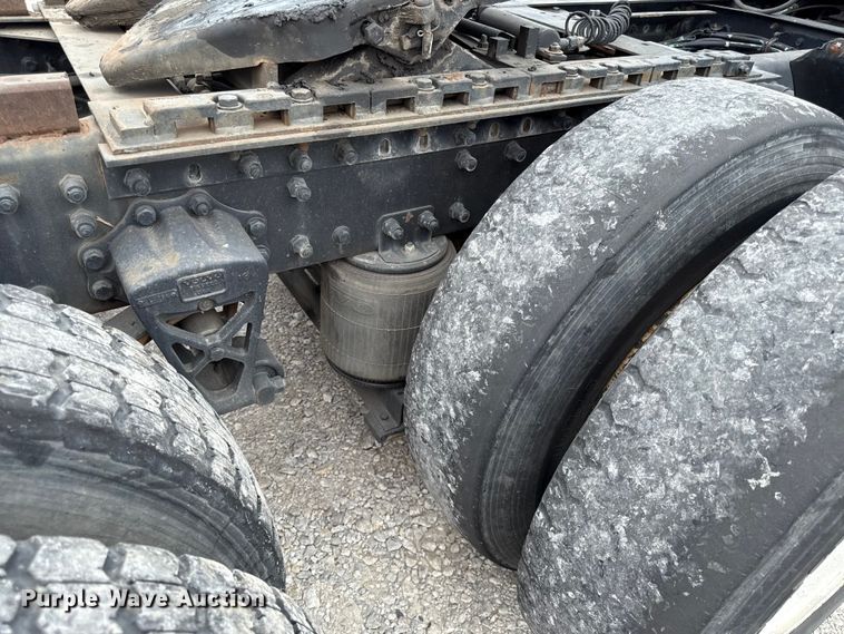 image for item DY8196 1996 Volvo WG semi truck