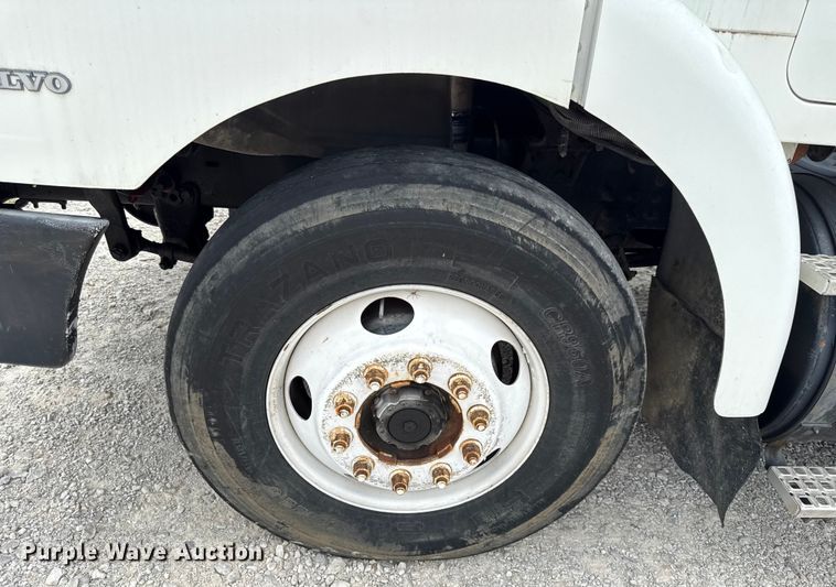 image for item DY8196 1996 Volvo WG semi truck