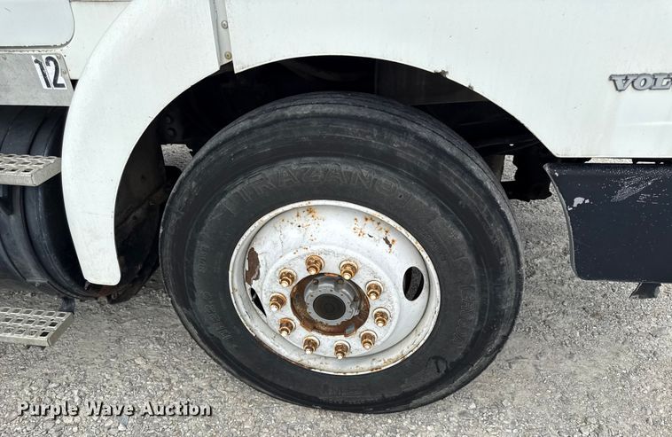 image for item DY8196 1996 Volvo WG semi truck