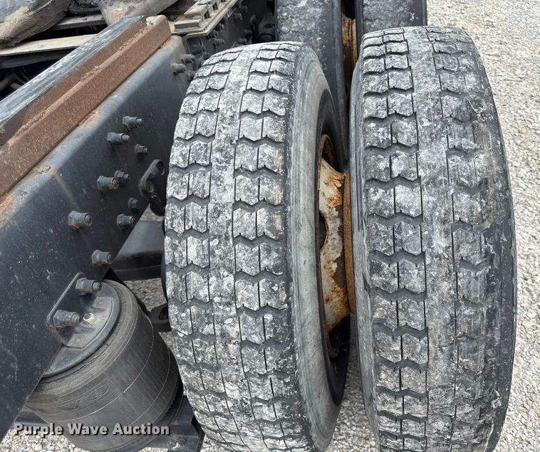 image for item DY8196 1996 Volvo WG semi truck