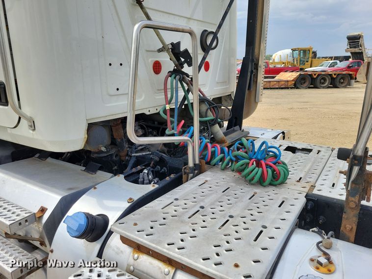 image for item DZ6608 2016 Mack CXU613 semi truck