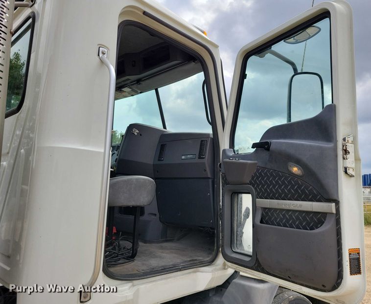 image for item DZ6608 2016 Mack CXU613 semi truck