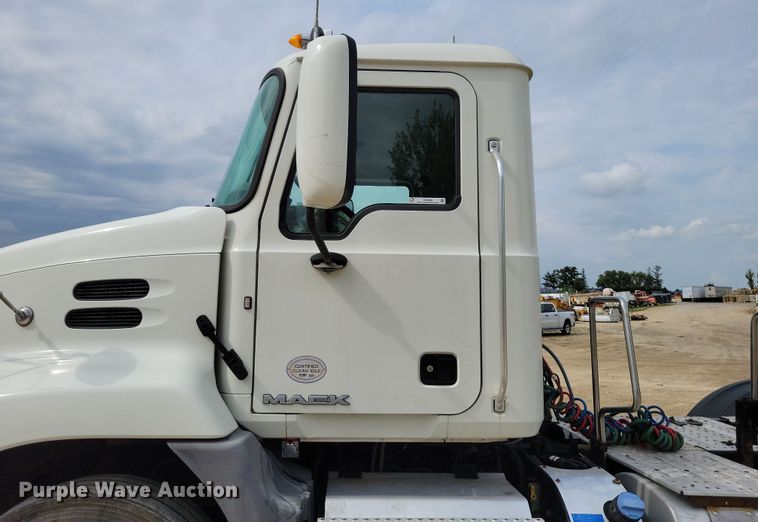 image for item DZ6608 2016 Mack CXU613 semi truck