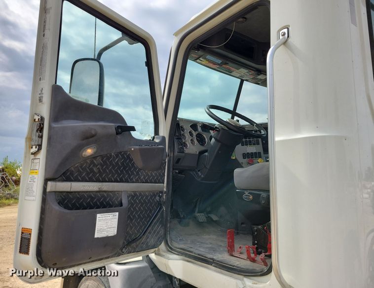 image for item DZ6608 2016 Mack CXU613 semi truck