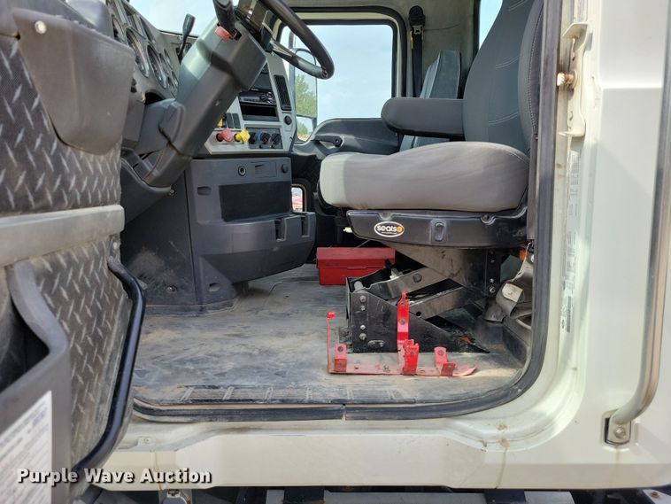 image for item DZ6608 2016 Mack CXU613 semi truck