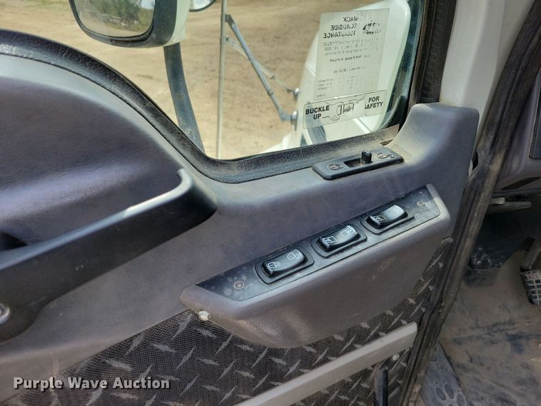 image for item DZ6608 2016 Mack CXU613 semi truck