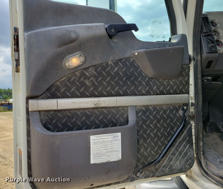 image for item DZ6608 2016 Mack CXU613 semi truck