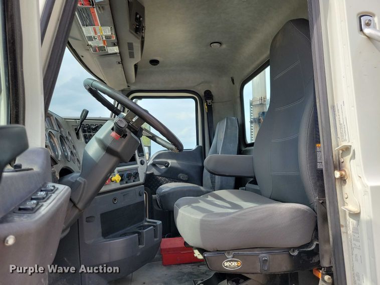 image for item DZ6608 2016 Mack CXU613 semi truck