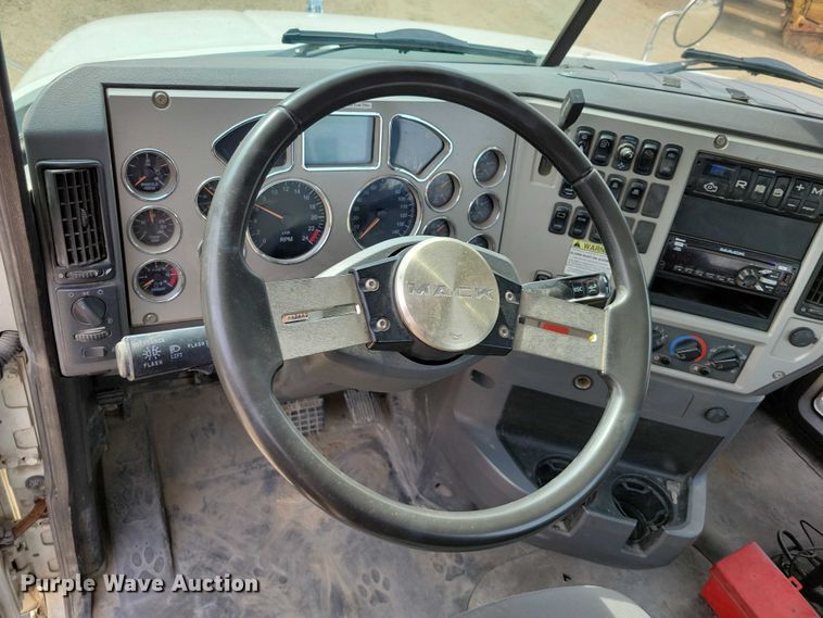 image for item DZ6608 2016 Mack CXU613 semi truck