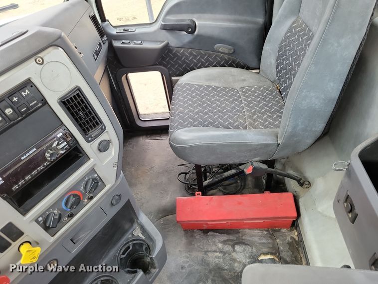 image for item DZ6608 2016 Mack CXU613 semi truck