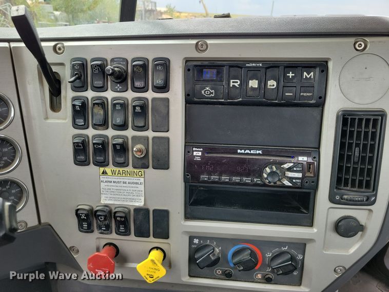 image for item DZ6608 2016 Mack CXU613 semi truck