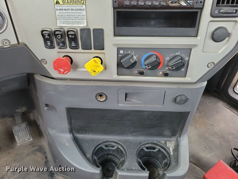 image for item DZ6608 2016 Mack CXU613 semi truck