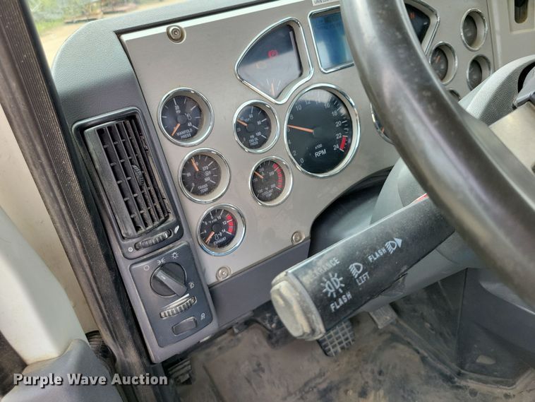 image for item DZ6608 2016 Mack CXU613 semi truck