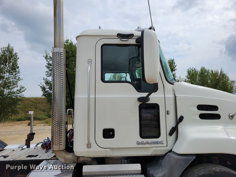 image for item DZ6608 2016 Mack CXU613 semi truck