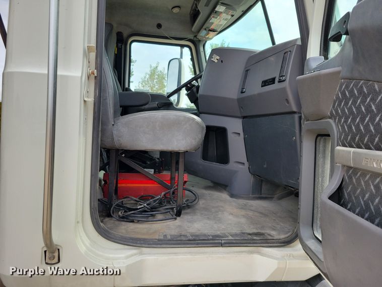 image for item DZ6608 2016 Mack CXU613 semi truck