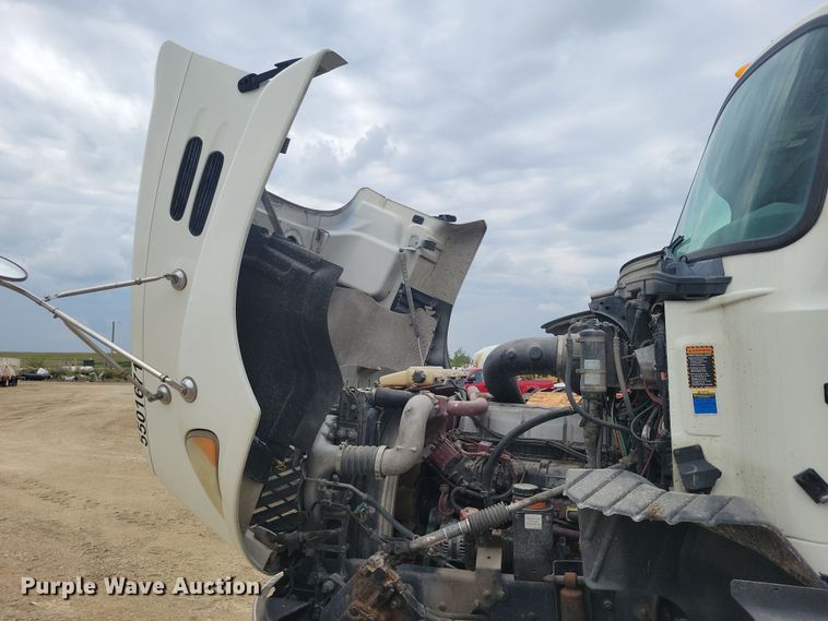 image for item DZ6608 2016 Mack CXU613 semi truck