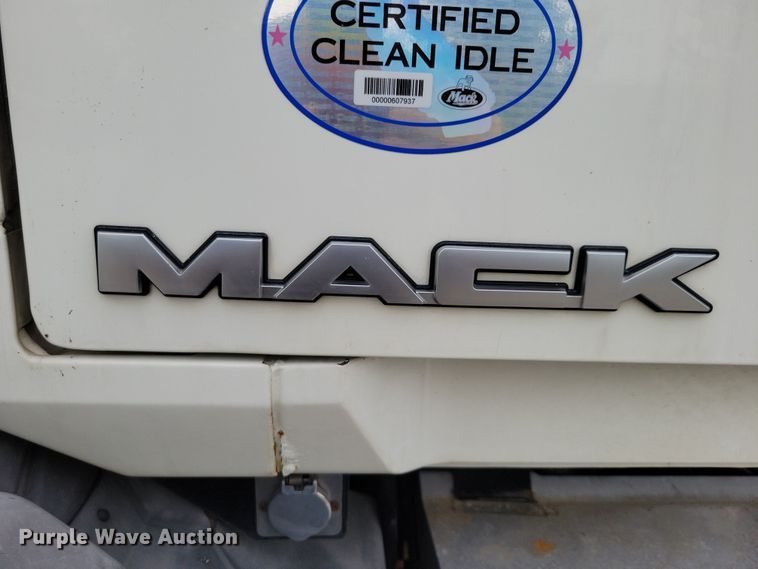 image for item DZ6608 2016 Mack CXU613 semi truck