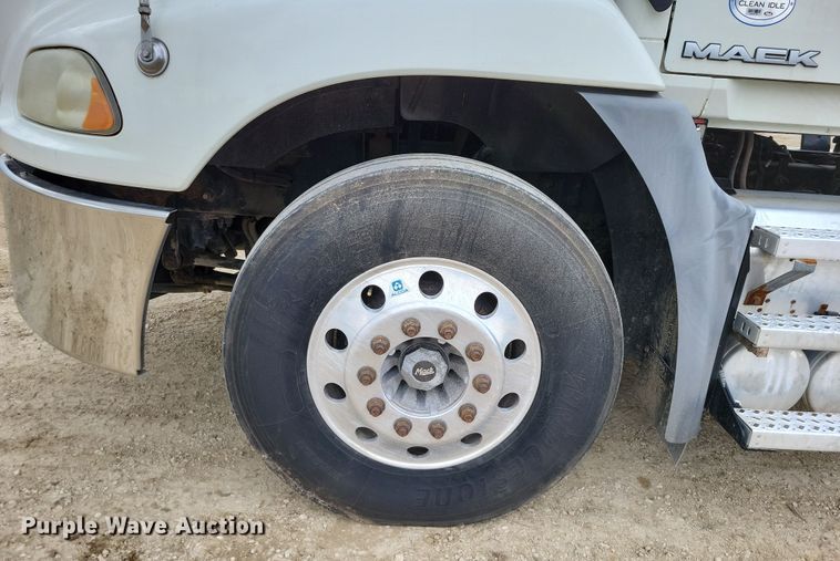 image for item DZ6608 2016 Mack CXU613 semi truck