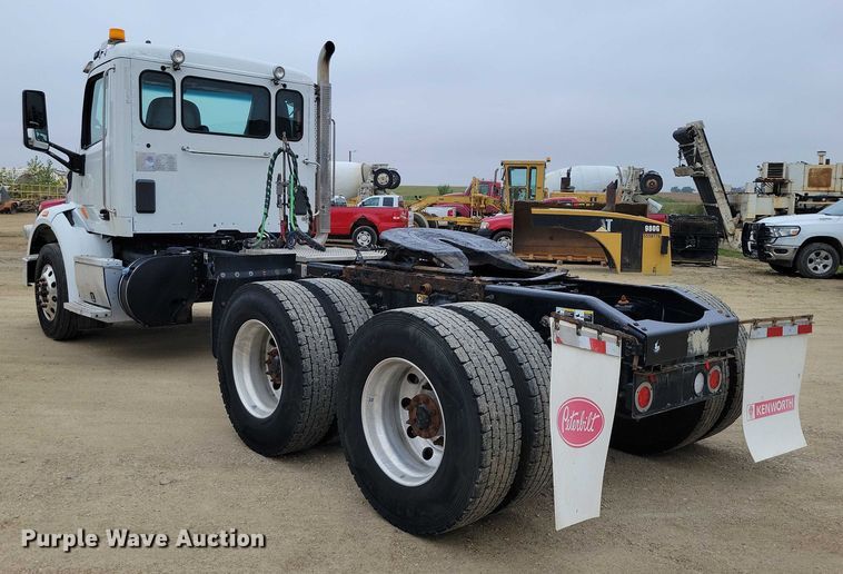 image for item DZ6623 2018 Peterbilt  567 semi truck