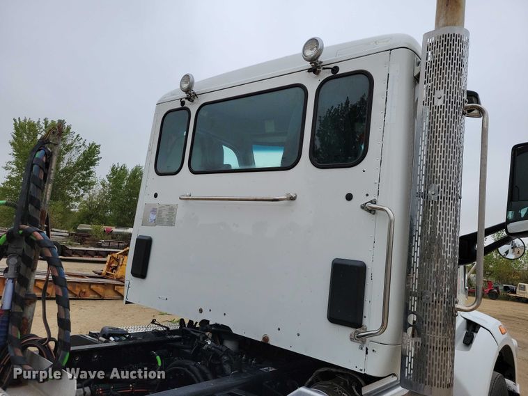 image for item DZ6623 2018 Peterbilt  567 semi truck