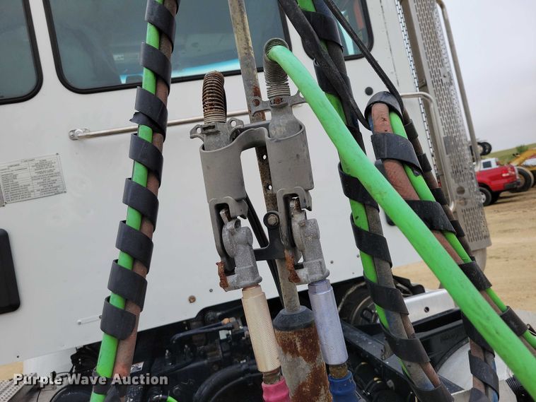 image for item DZ6623 2018 Peterbilt  567 semi truck