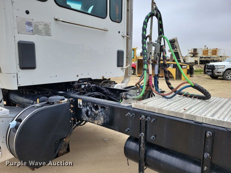 image for item DZ6623 2018 Peterbilt  567 semi truck