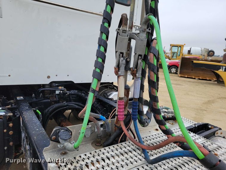 image for item DZ6623 2018 Peterbilt  567 semi truck