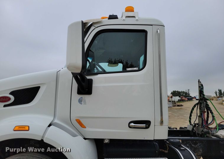 image for item DZ6623 2018 Peterbilt  567 semi truck