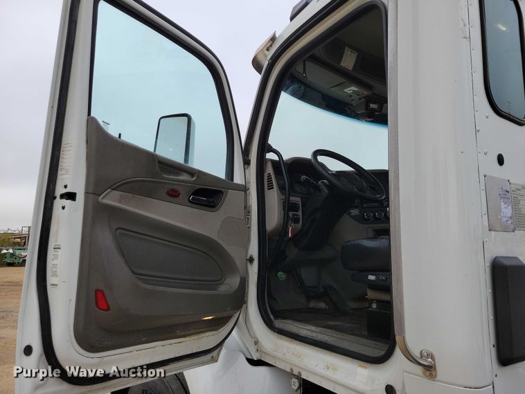 image for item DZ6623 2018 Peterbilt  567 semi truck