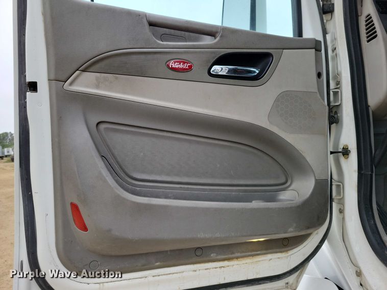 image for item DZ6623 2018 Peterbilt  567 semi truck