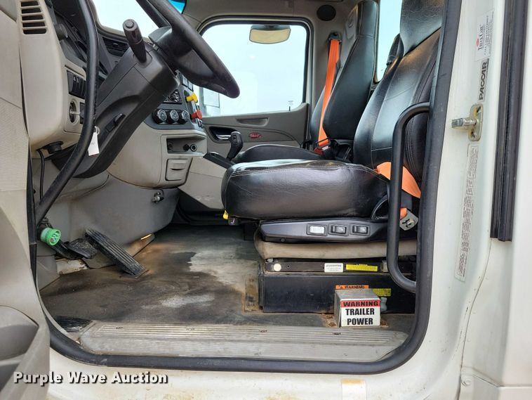 image for item DZ6623 2018 Peterbilt  567 semi truck