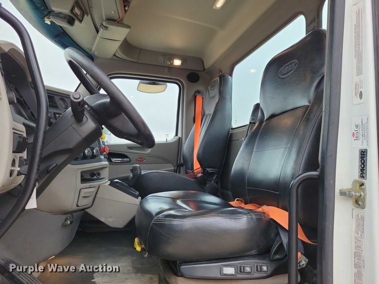 image for item DZ6623 2018 Peterbilt  567 semi truck