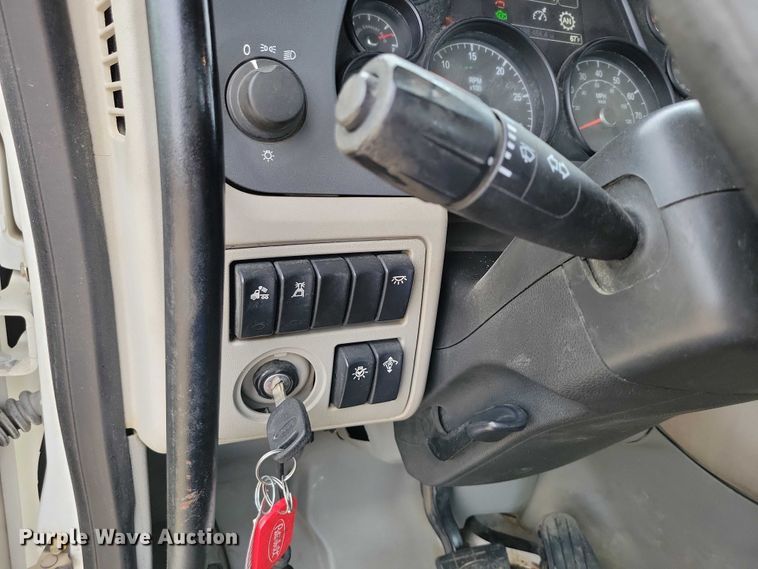 image for item DZ6623 2018 Peterbilt  567 semi truck