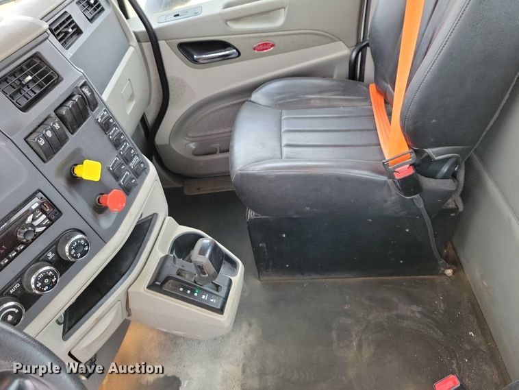 image for item DZ6623 2018 Peterbilt  567 semi truck