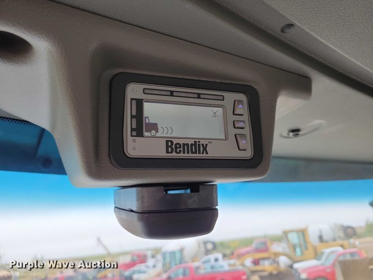 image for item DZ6623 2018 Peterbilt  567 semi truck