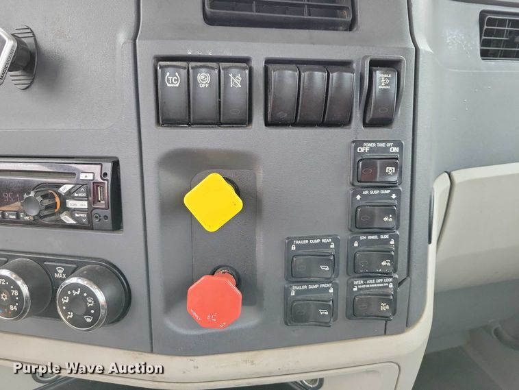 image for item DZ6623 2018 Peterbilt  567 semi truck