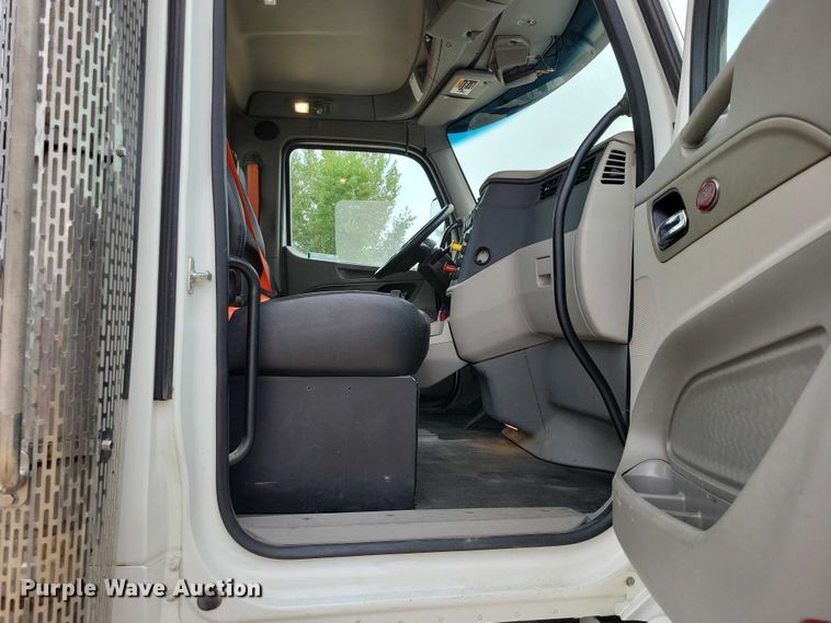 image for item DZ6623 2018 Peterbilt  567 semi truck