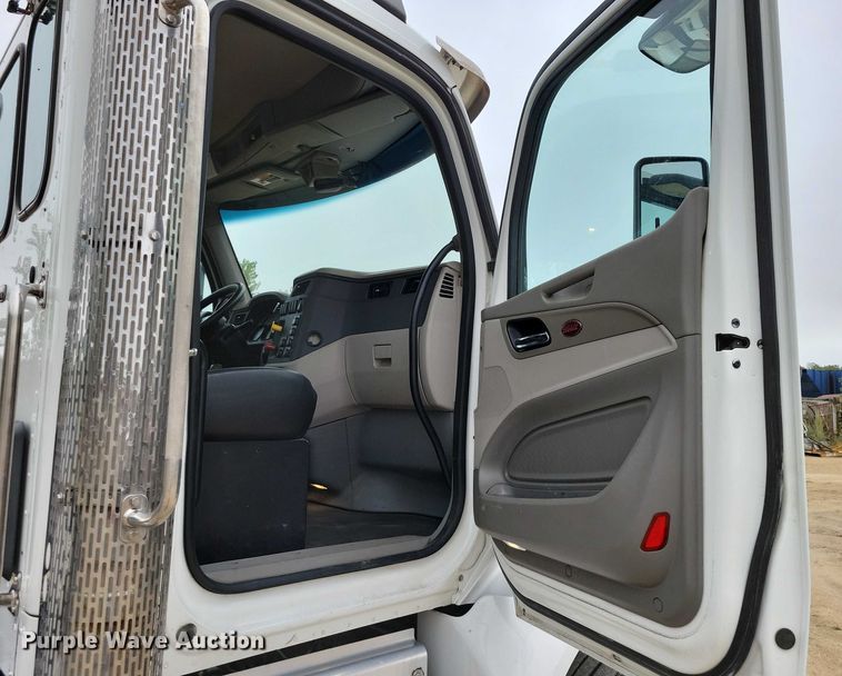 image for item DZ6623 2018 Peterbilt  567 semi truck