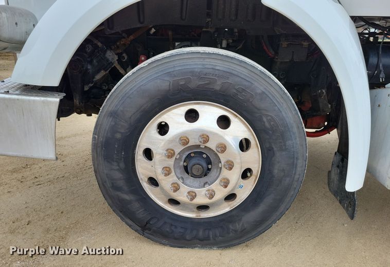 image for item DZ6623 2018 Peterbilt  567 semi truck