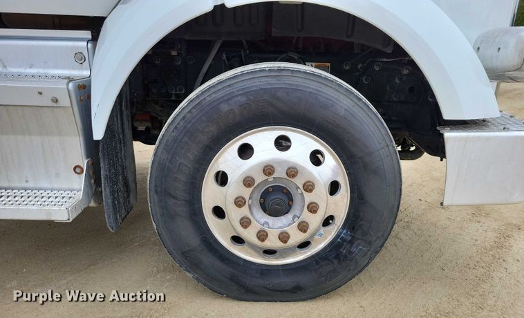 image for item DZ6623 2018 Peterbilt  567 semi truck