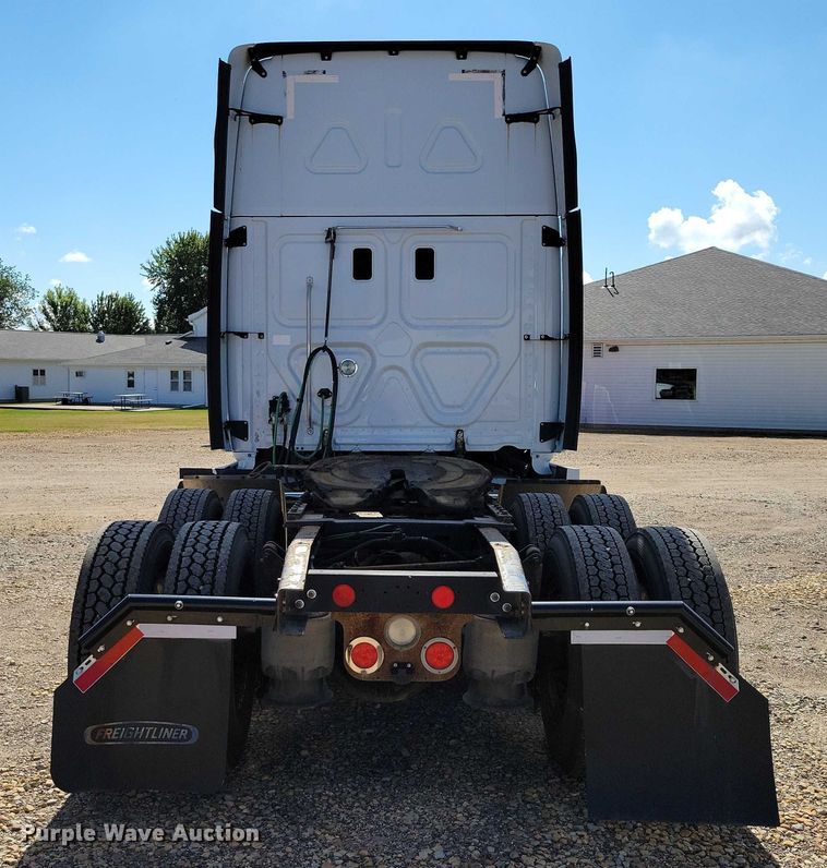 image for item DZ6639 2015 Freightliner  Cascadia  semi truck