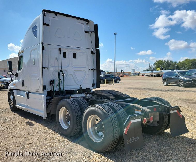 image for item DZ6639 2015 Freightliner  Cascadia  semi truck