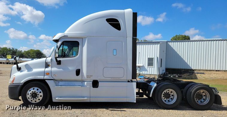 image for item DZ6639 2015 Freightliner  Cascadia  semi truck