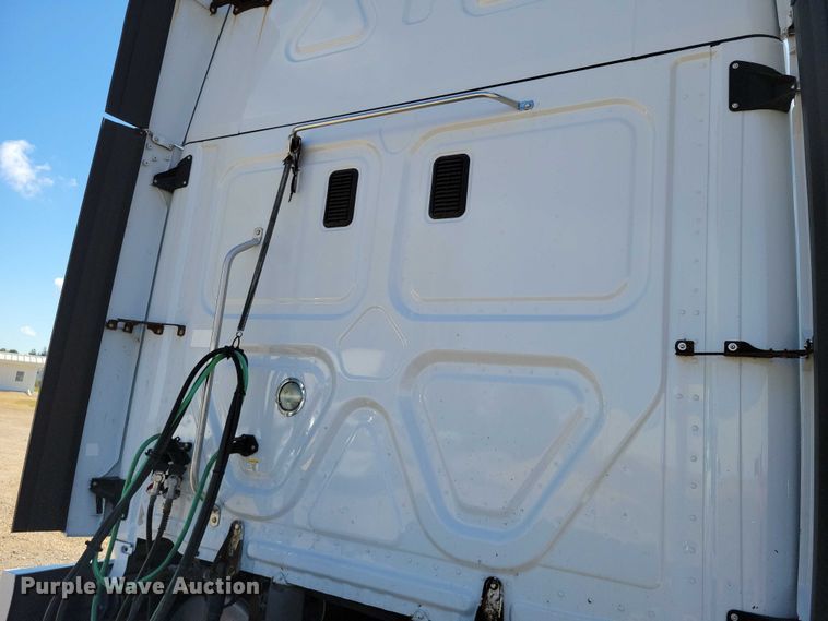 image for item DZ6639 2015 Freightliner  Cascadia  semi truck