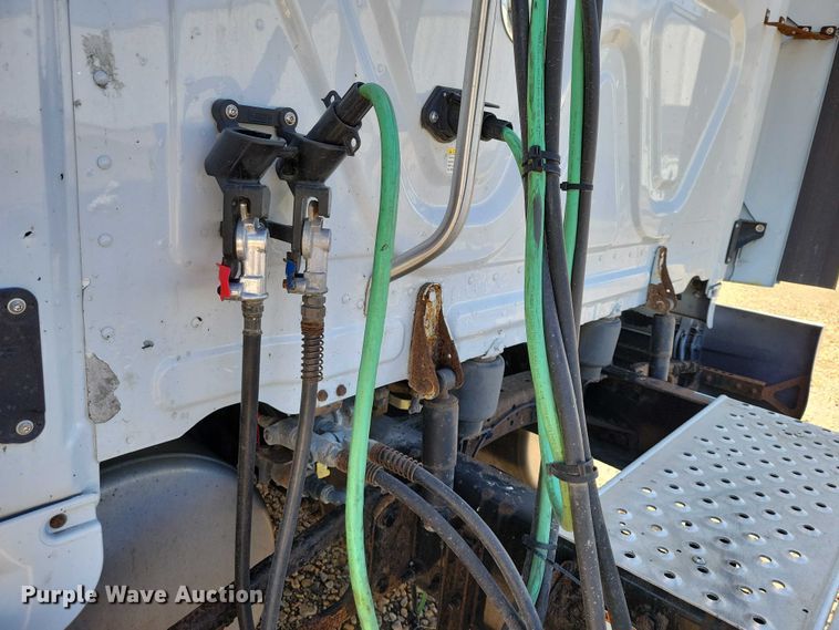 image for item DZ6639 2015 Freightliner  Cascadia  semi truck