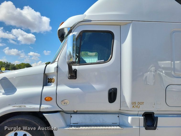 image for item DZ6639 2015 Freightliner  Cascadia  semi truck