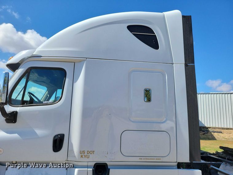 image for item DZ6639 2015 Freightliner  Cascadia  semi truck