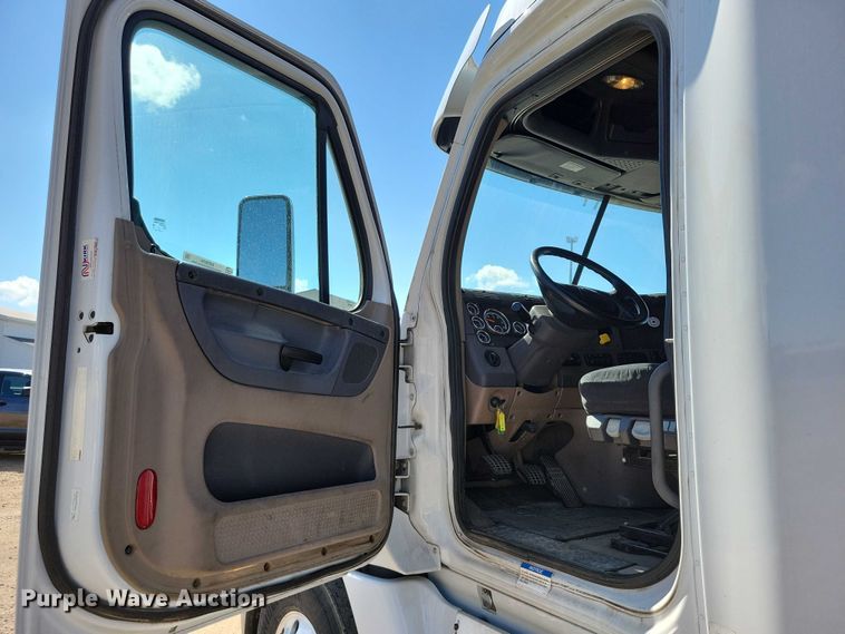 image for item DZ6639 2015 Freightliner  Cascadia  semi truck